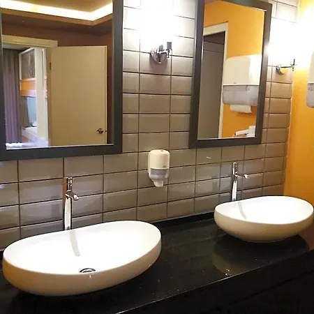 Hotel Sakura & Pub